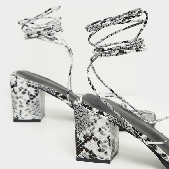 New Pretty Little Thing Snake Embossed Thong Block Heel Sandals Womenโs Size 9 - Picture 3 of 8